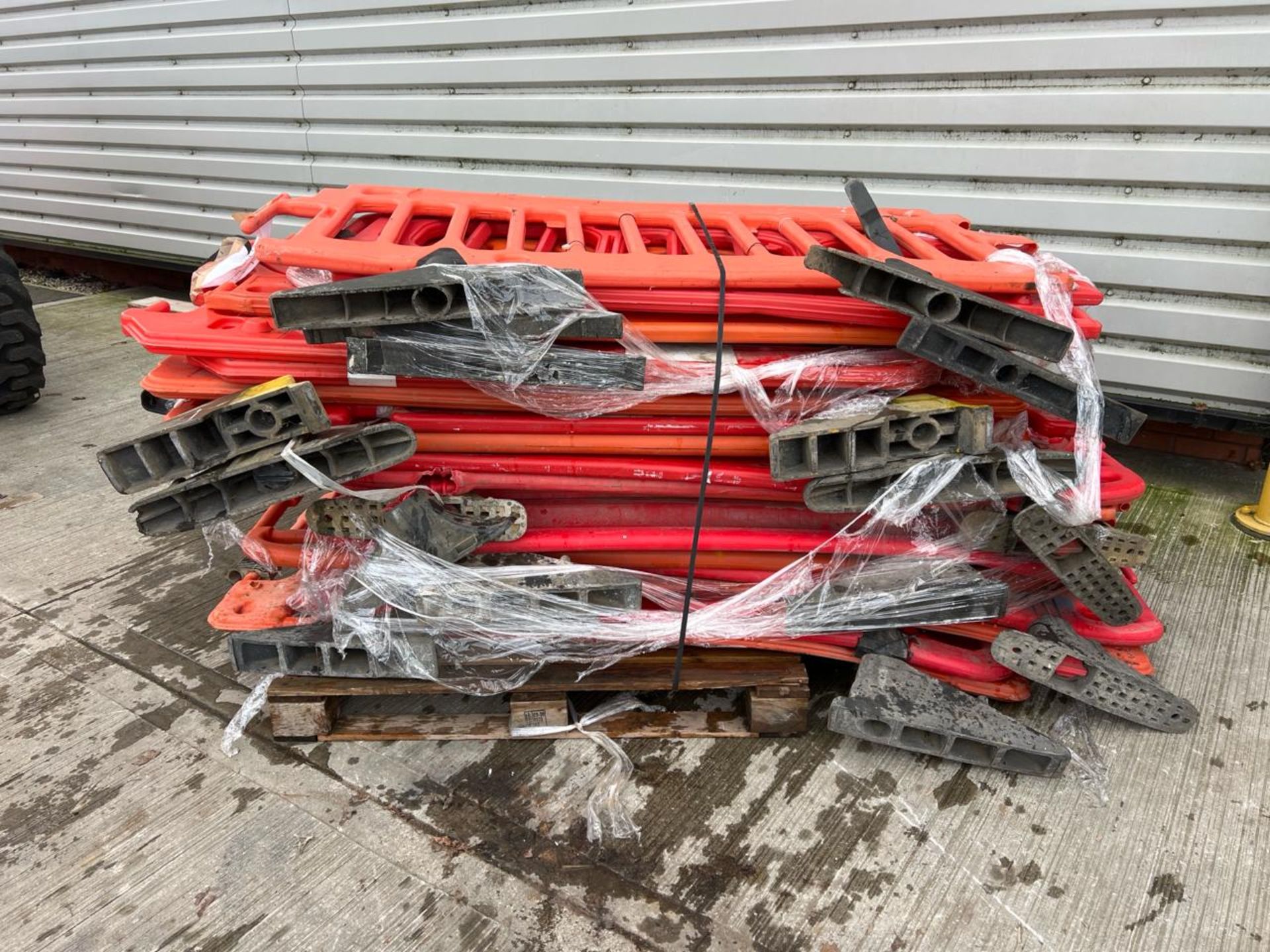Pallet of Orange Plastic Saftey Barriers - No reserve