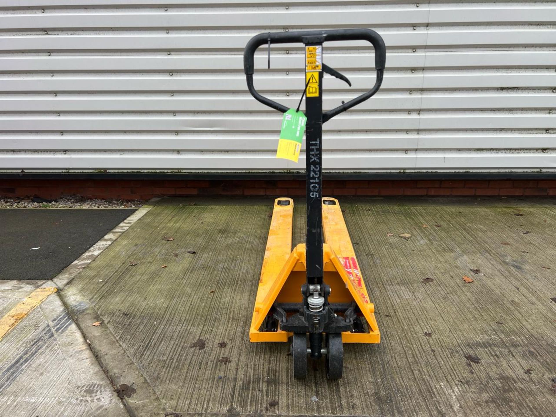 Manual Pallet Truck - 2000Kg - 2M. S/N: J24022934-2/037-THX22105 - No Reserve - Image 3 of 7