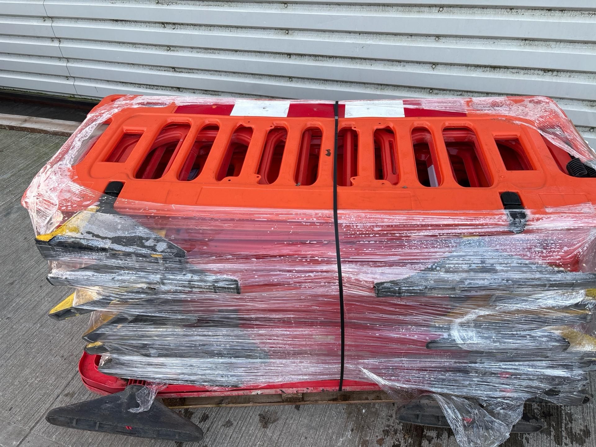 Pallet of Orange Plastic Saftey Barriers - No reserve - Image 5 of 7