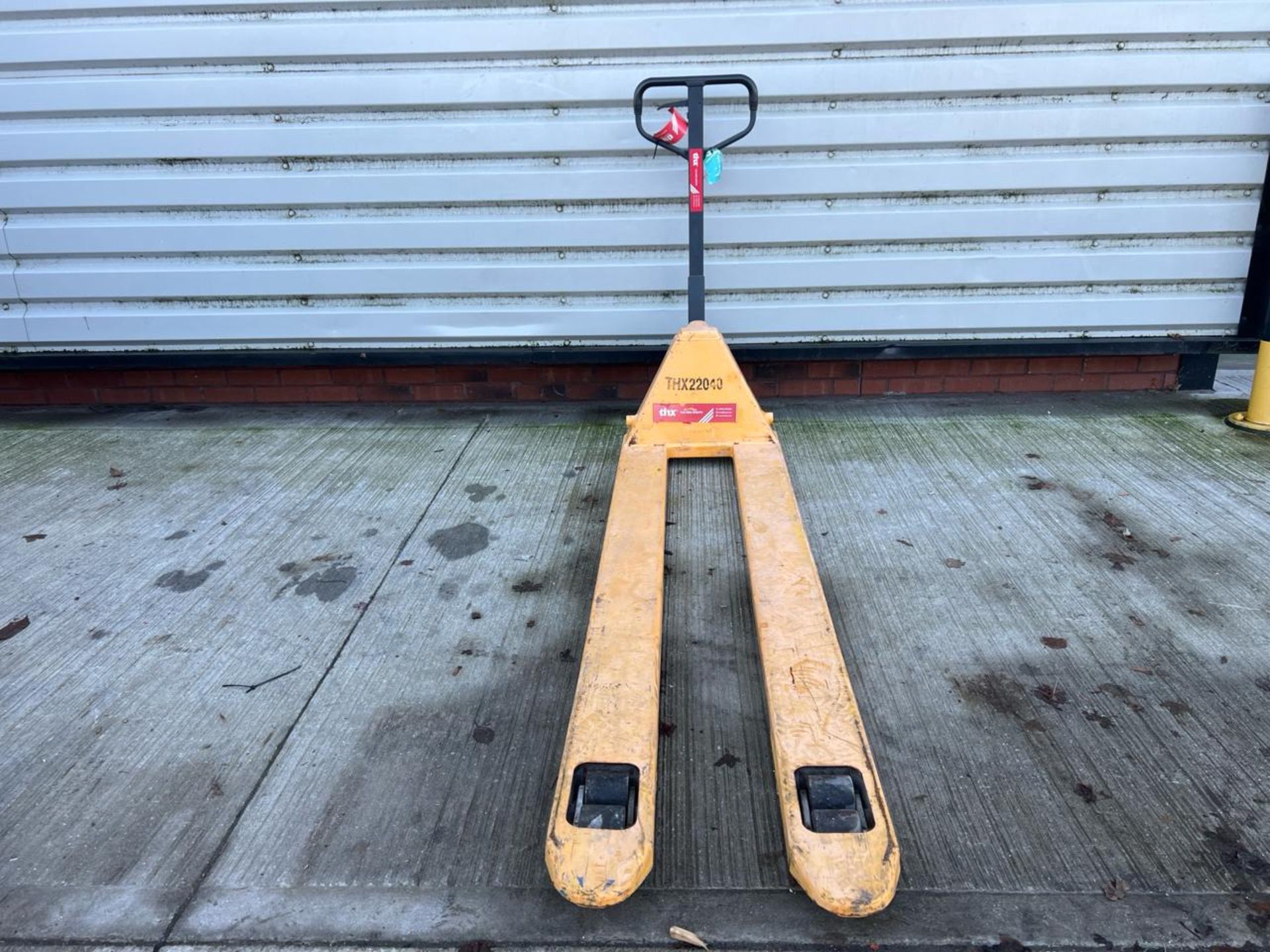 Manual Pallet Truck - 2000Kg - 2M. S/N: J22072934-2/012-THX22040 - No Reserve - Image 8 of 9