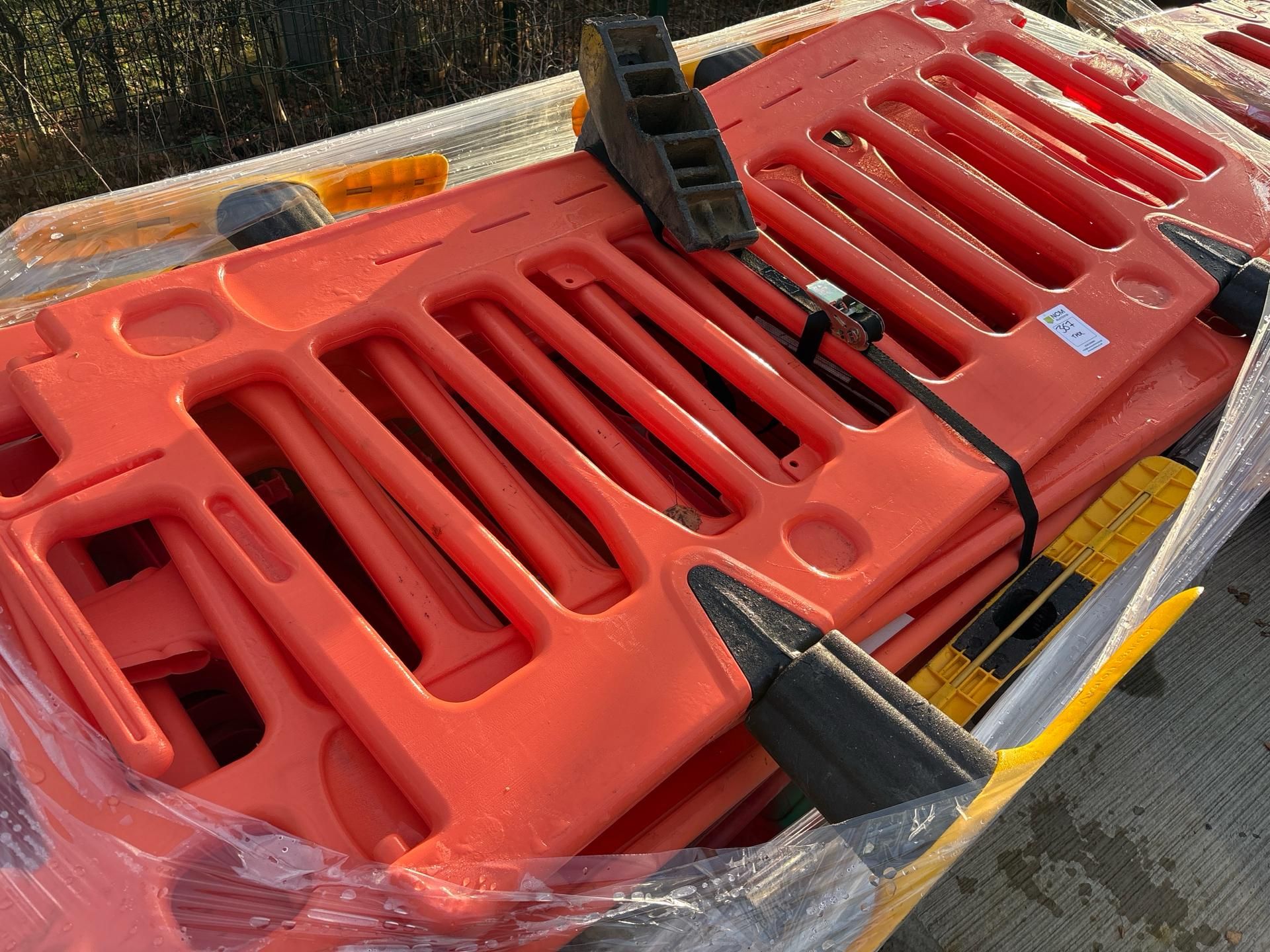 Pallet of Orange Plastic Saftey Barriers - No reserve - Image 5 of 6