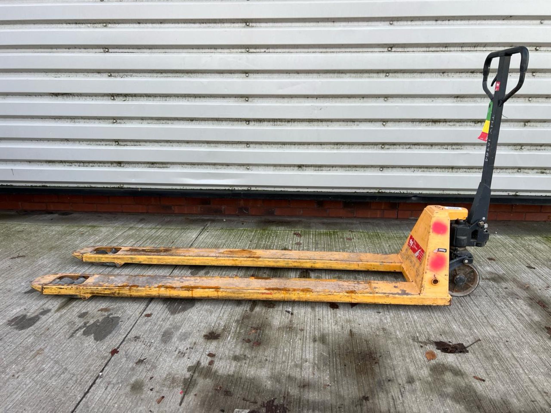 Manual Pallet Truck 2000kgTHX16364 - No Reserve - Image 7 of 10