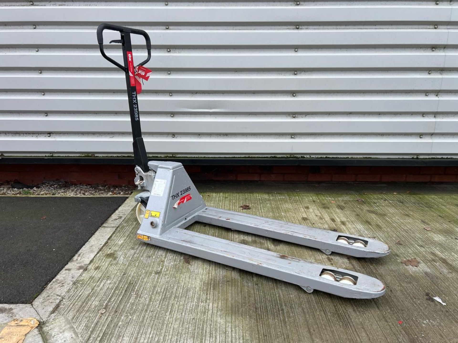 Pallet Truck 540Mm X 1150Mm 2500Kg. S/N: 42610-199-THX23985 - No reserve