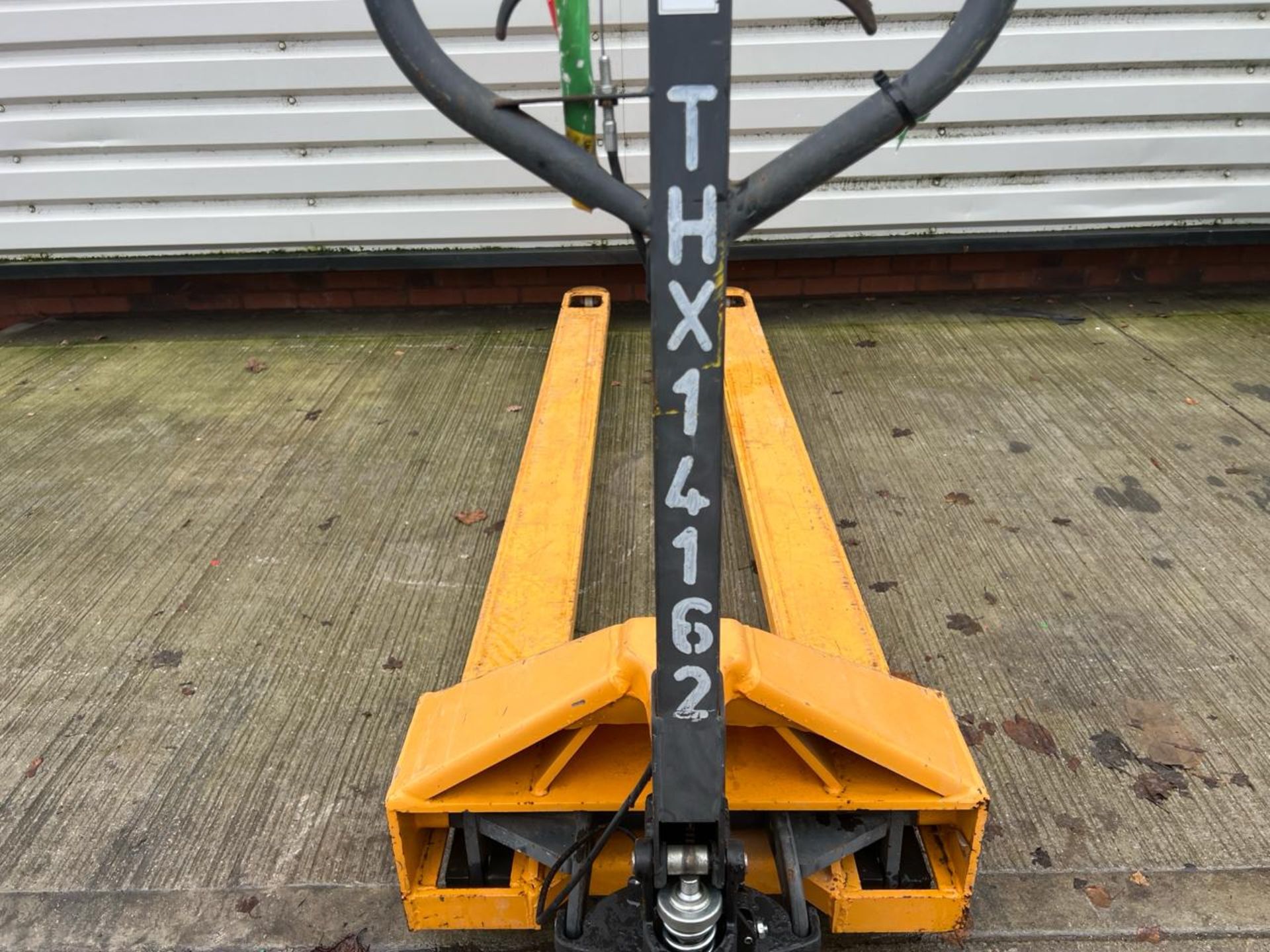 Manual Pallet Trucks - 3500Kg - 2.5M - Braked. S/N: J22052934-1/031-THX14162 - No Reserve - Image 4 of 9