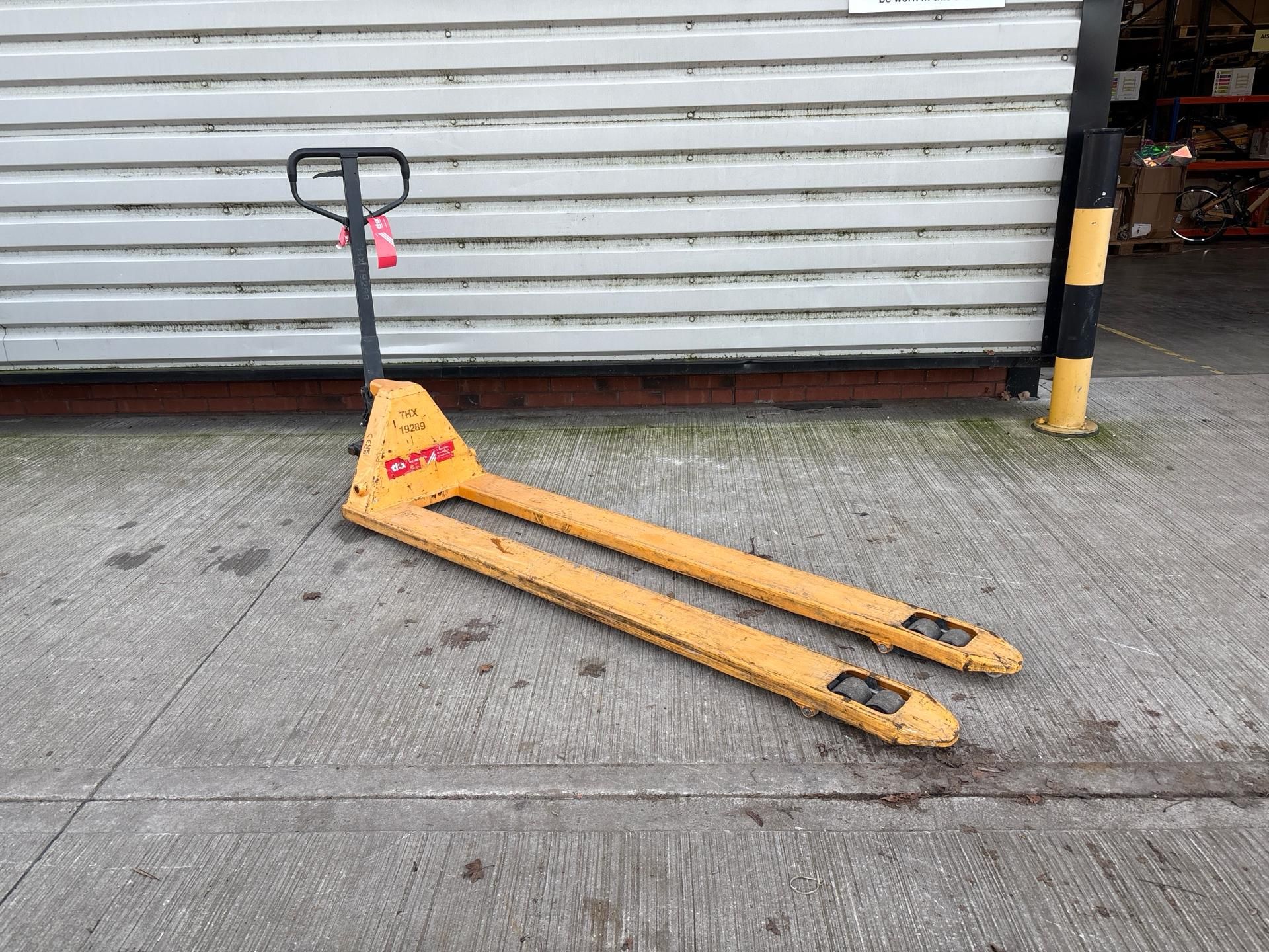 Manual Pallet Truck - 2000Kg - 2M. S/N: J23092934-7/036-THX19289 - No reserve - Image 2 of 8