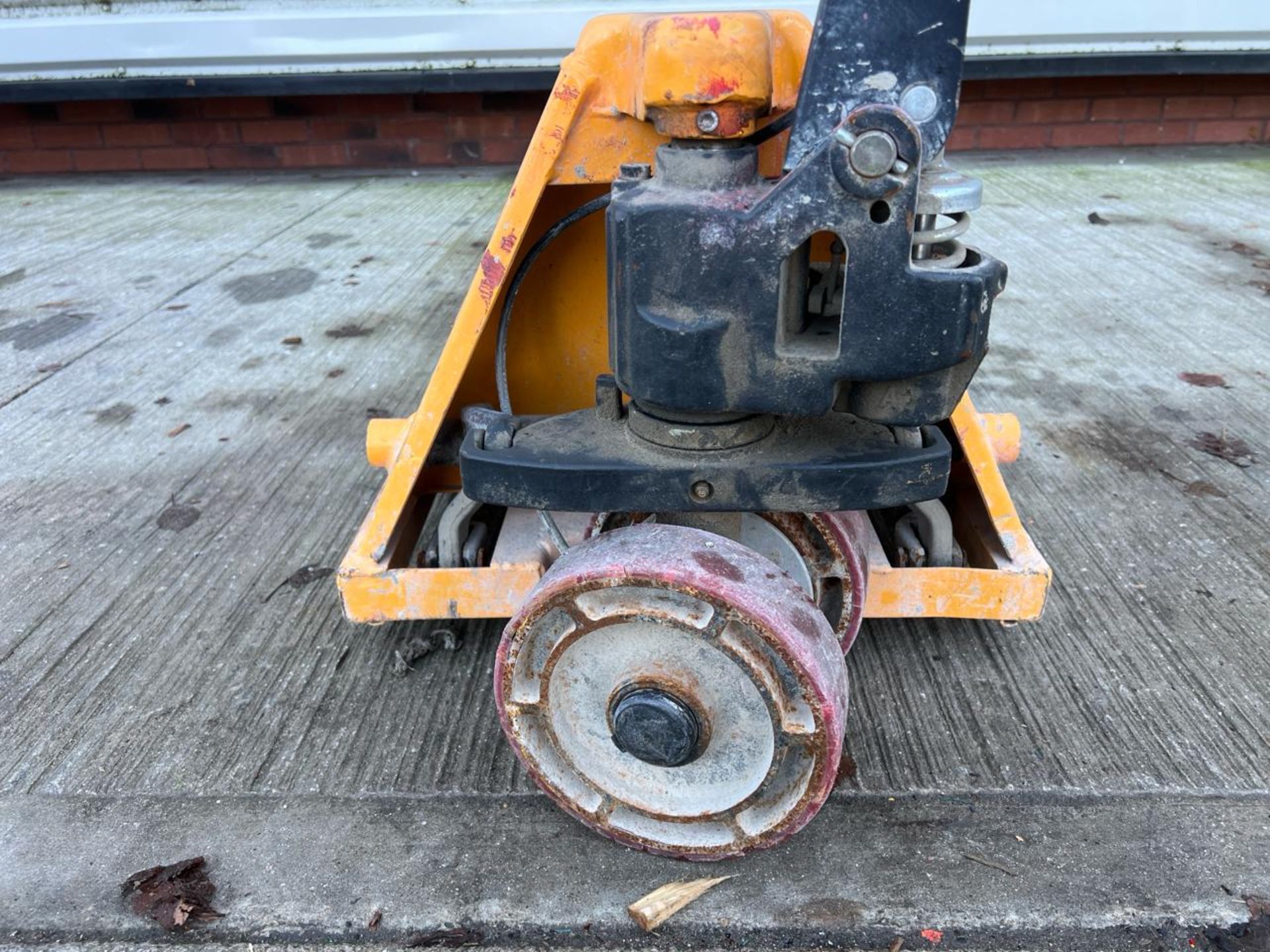 Manual Pallet Truck - 2000Kg - 2M - Braked. S/N: J24072934-1/032-THX22107 - No Reserve - Image 9 of 12