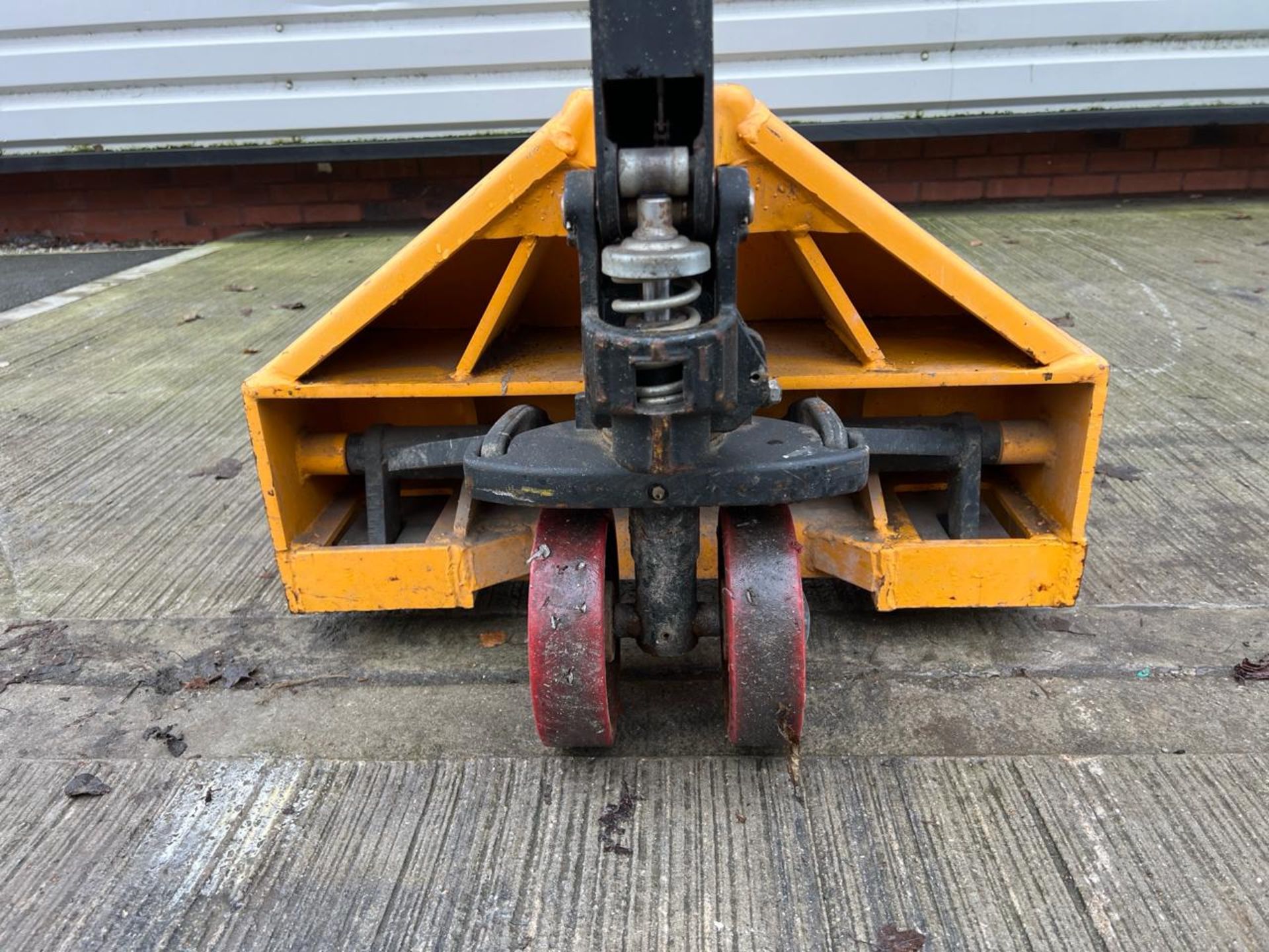 Manual Pallet Trucks - 3500Kg - 2.5M-THX14268 - No Reserve - Image 4 of 7