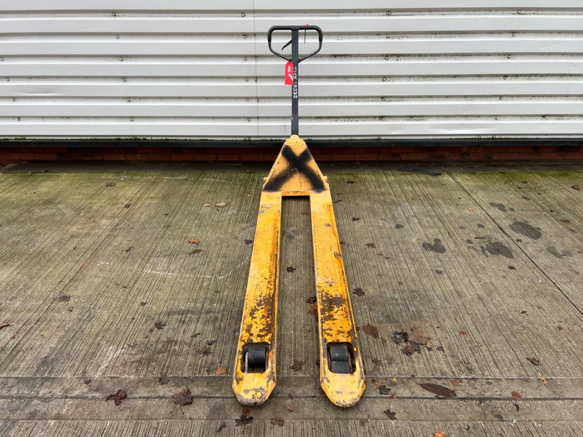 Manual Pallet Truck - 2000Kg - 2M. S/N: J22082934-1/070-THX15332 - No Reserve - Image 8 of 10