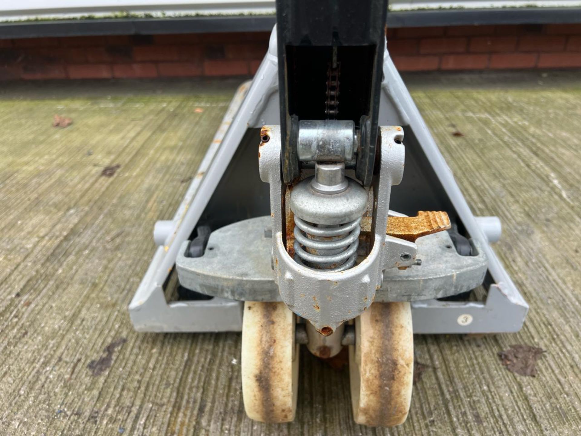 Manual Pallet Truck 2500kg THX22260 - No Reserve - Image 6 of 9