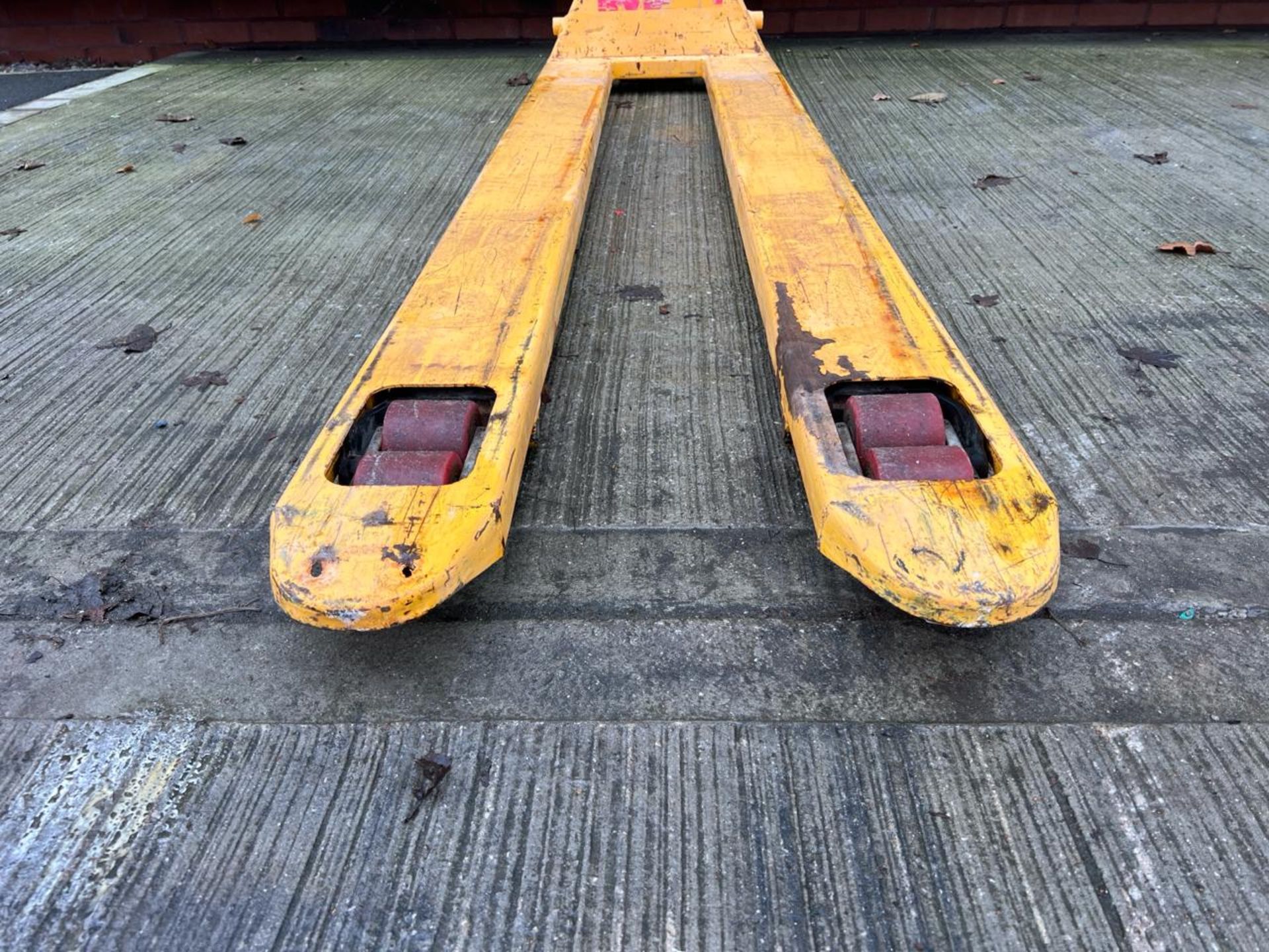 Manual Pallet Truck - 2000Kg - 2M - Braked. S/N: J23082934-1/026-THX17567 - No Reserve - Image 10 of 10