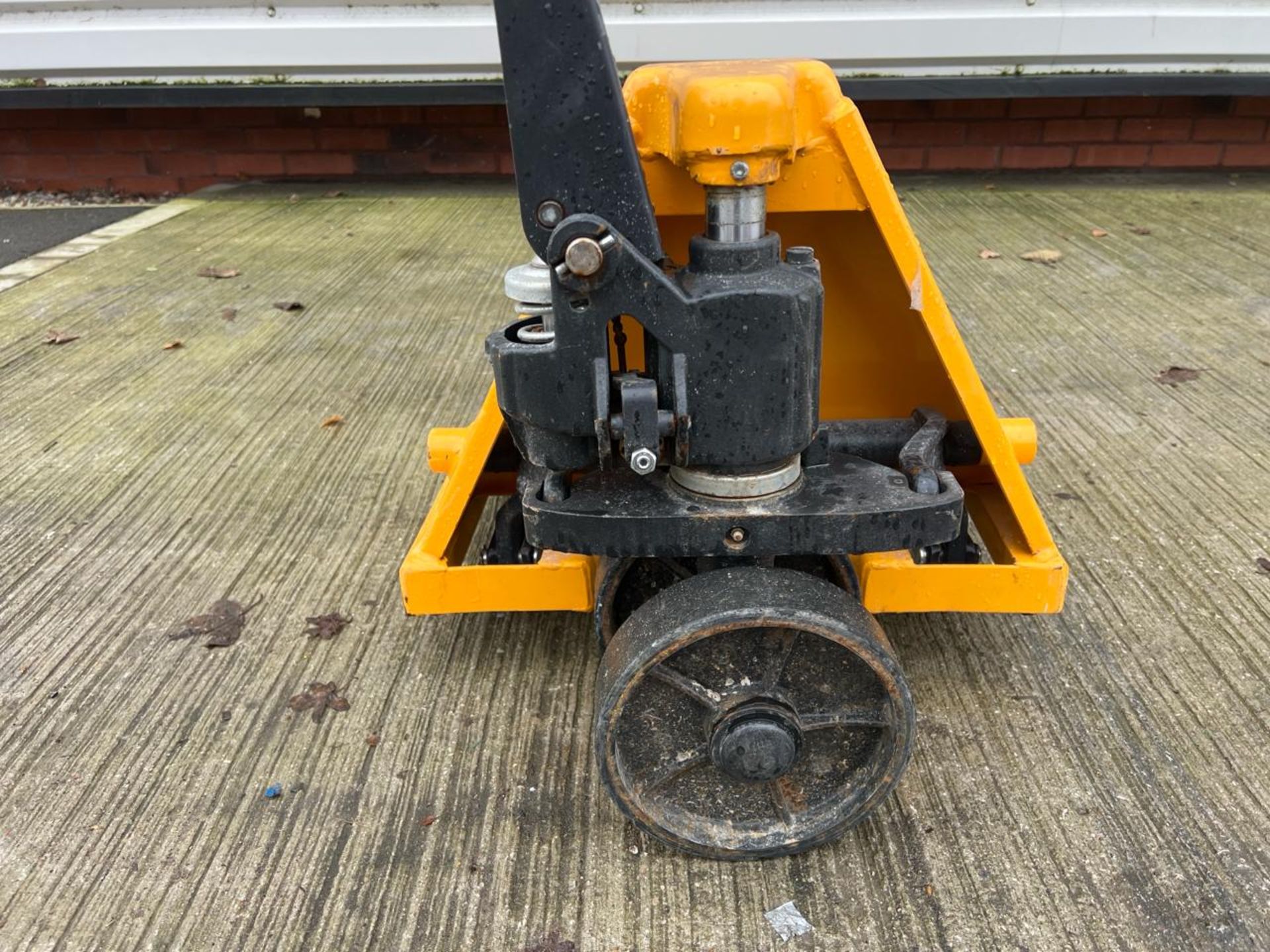 Manual Pallet Truck - 2000Kg - 2M. S/N: J24022934-2/037-THX22105 - No Reserve - Image 6 of 7