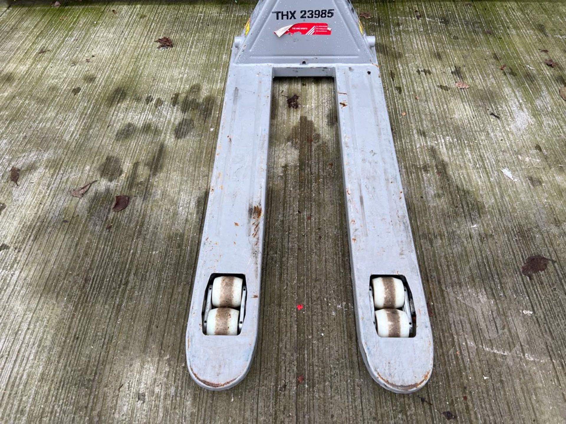 Pallet Truck 540Mm X 1150Mm 2500Kg. S/N: 42610-199-THX23985 - No reserve - Image 7 of 7