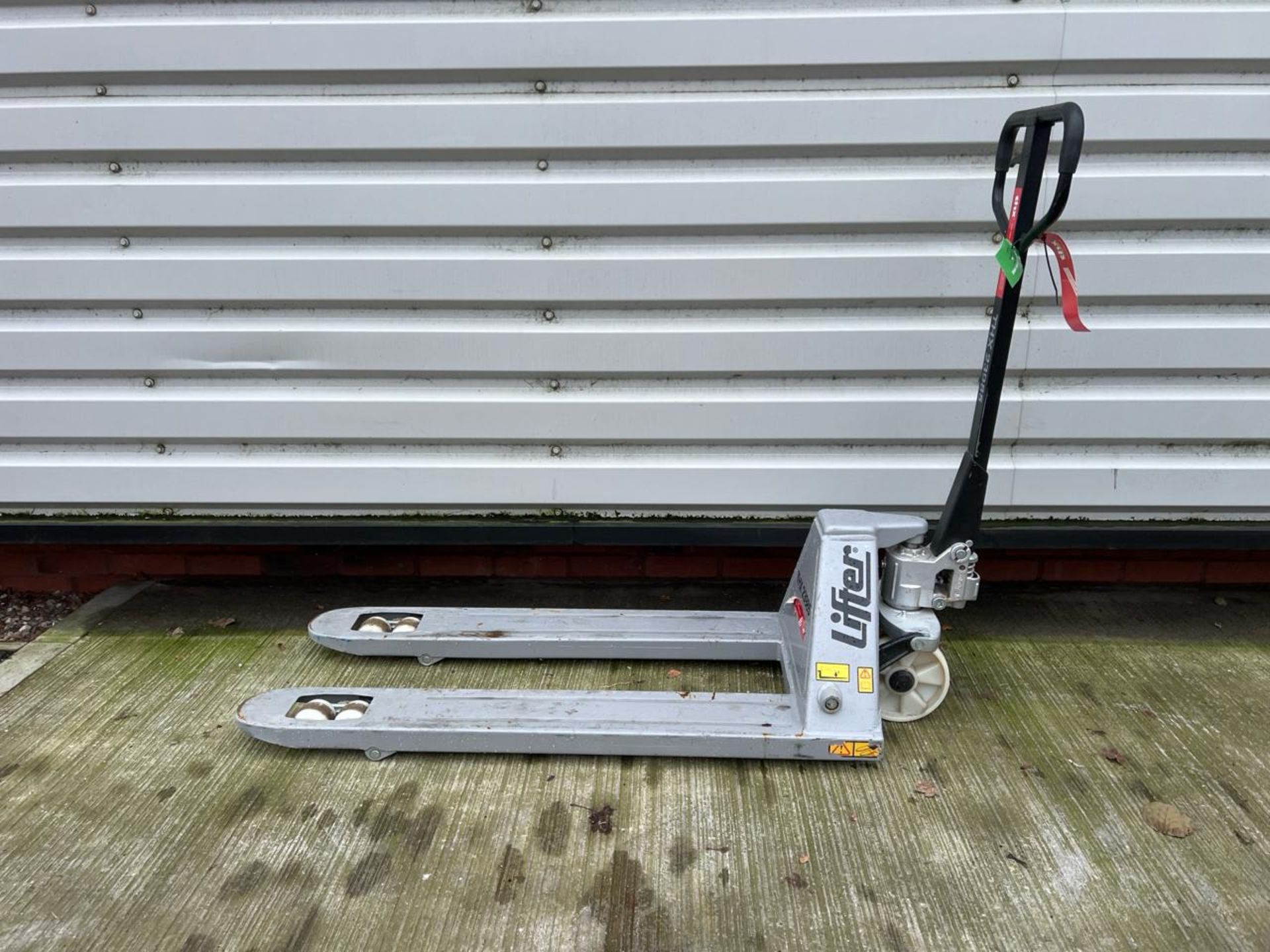 Pallet Truck 540Mm X 1150Mm 2500Kg. S/N: 42610-199-THX23985 - No reserve - Image 5 of 7