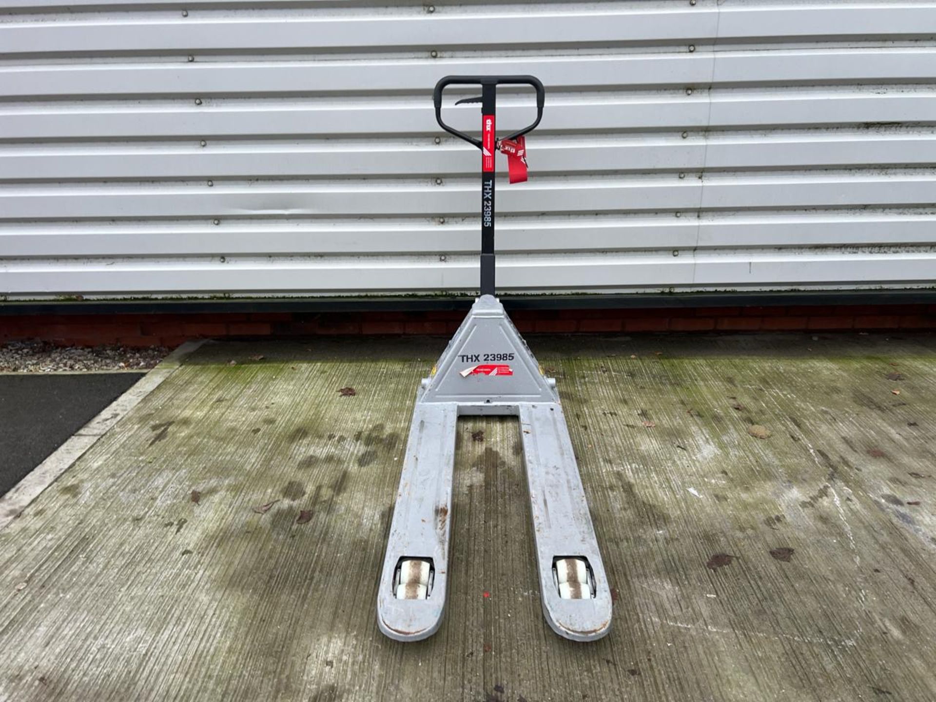 Pallet Truck 540Mm X 1150Mm 2500Kg. S/N: 42610-199-THX23985 - No reserve - Image 6 of 7