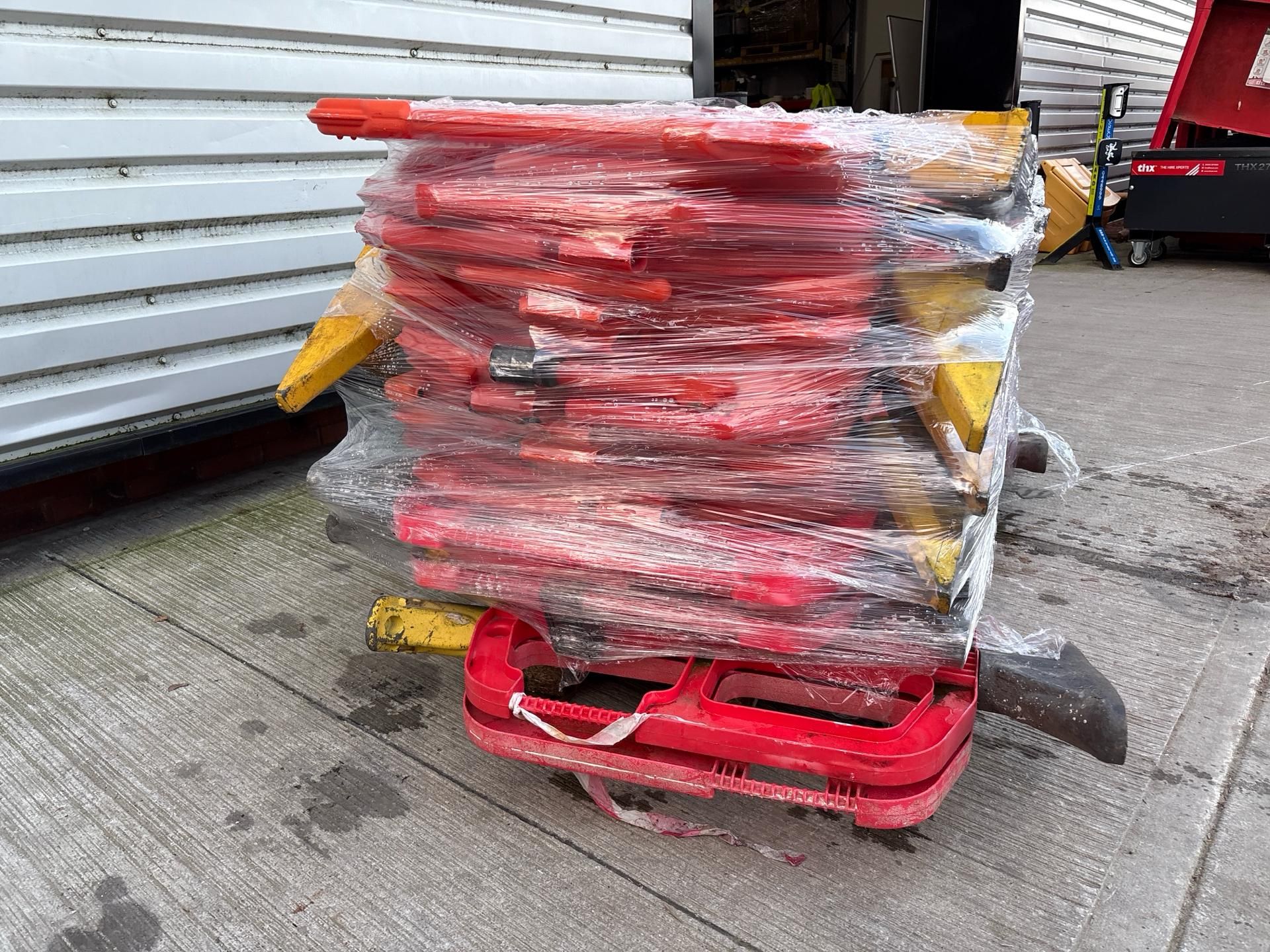 Pallet of Orange Plastic Saftey Barriers - No reserve - Image 7 of 7