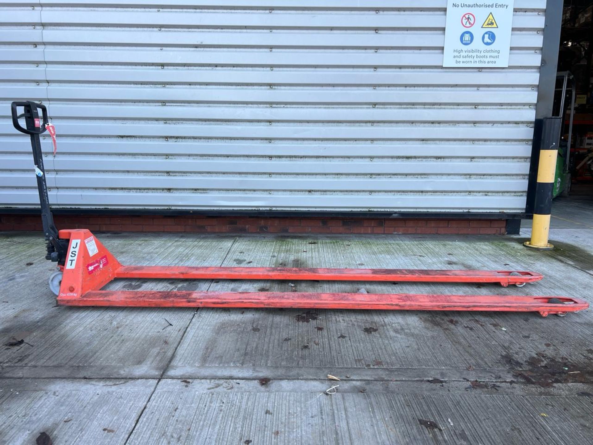 Manual Pallet Truck - 1500Kg - 3M. S/N: 8848476-THX18571 - No Reserve - Image 2 of 13