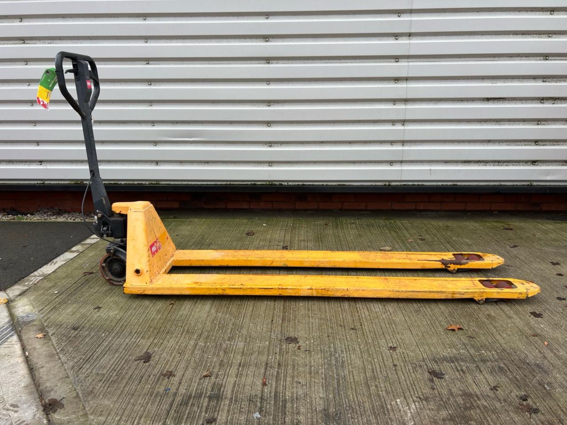 Manual Pallet Truck - 2000Kg - 2M - Braked. S/N: J23082934-1/026-THX17567 - No Reserve - Image 2 of 10