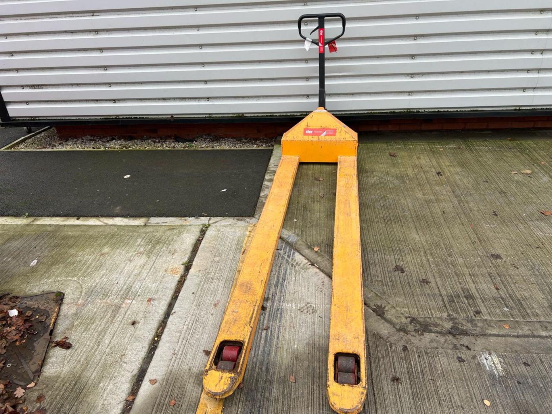 Manual Pallet Trucks - 3500Kg - 2.5M-THX14268 - No Reserve - Image 6 of 7