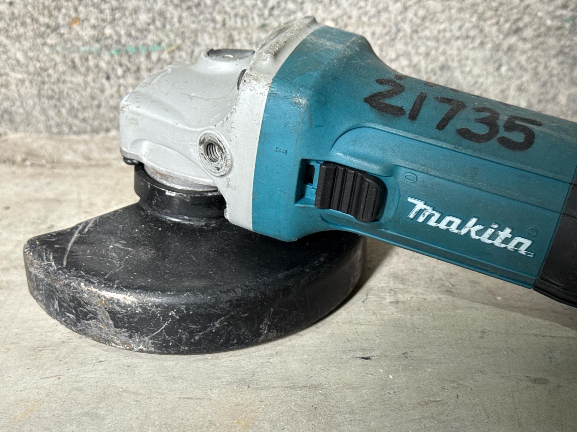 Makita Angle Grinder And Chuck - THX21735 - No Reserve - Image 2 of 5