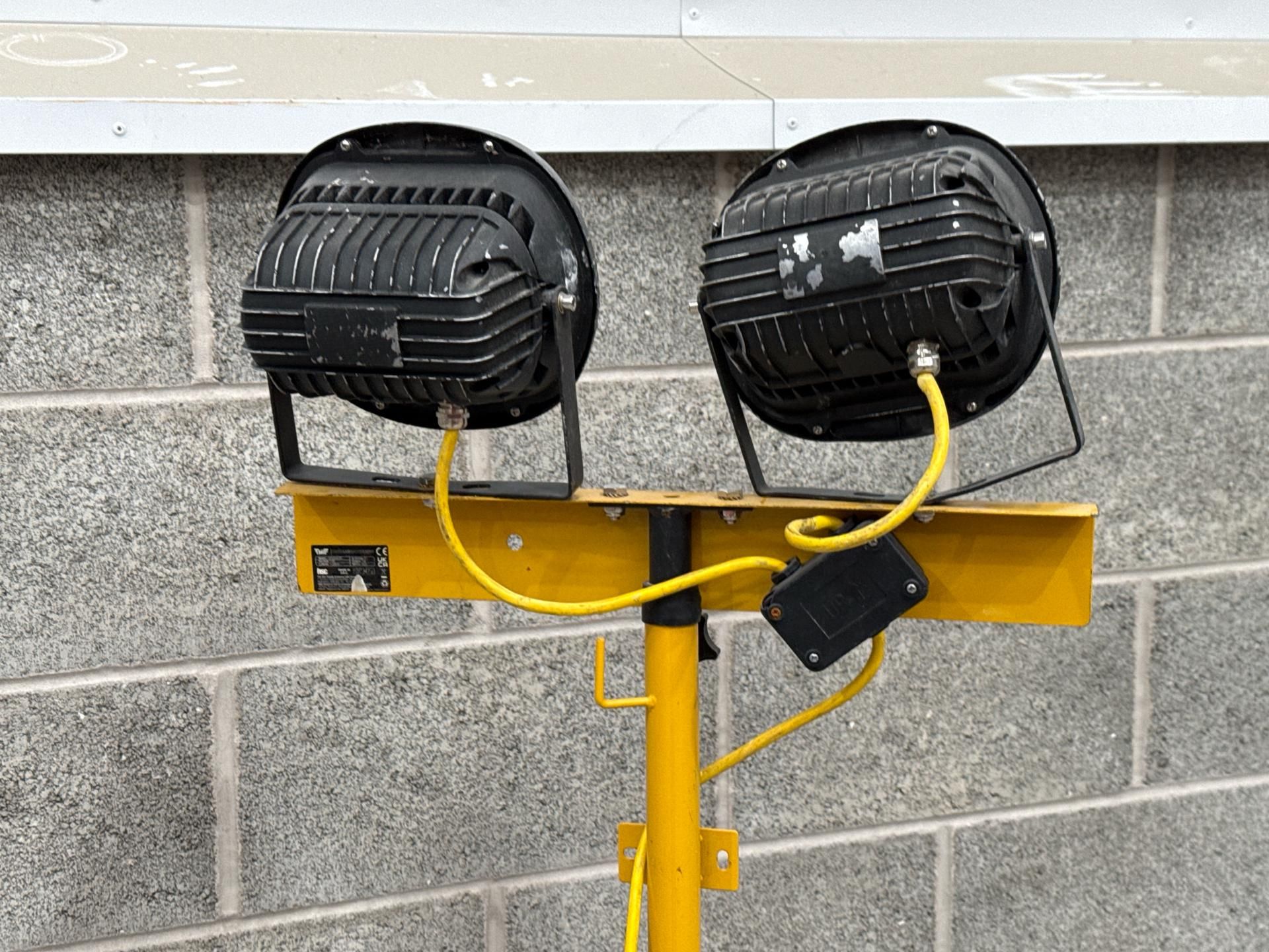 V Twin Head Led With Power Take Off - Thx18972 - No Reserve - Image 2 of 9