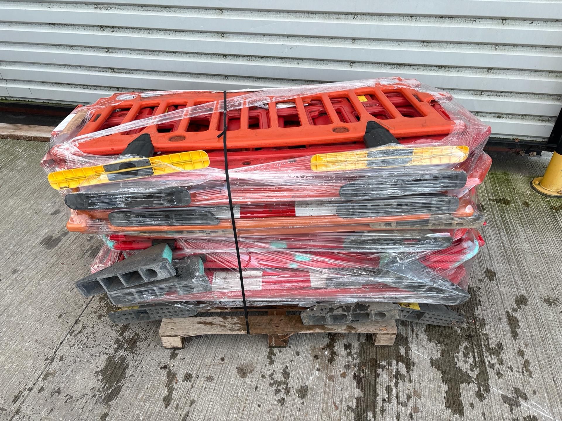 Pallet of Orange Plastic Saftey Barriers - No reserve - Image 2 of 6