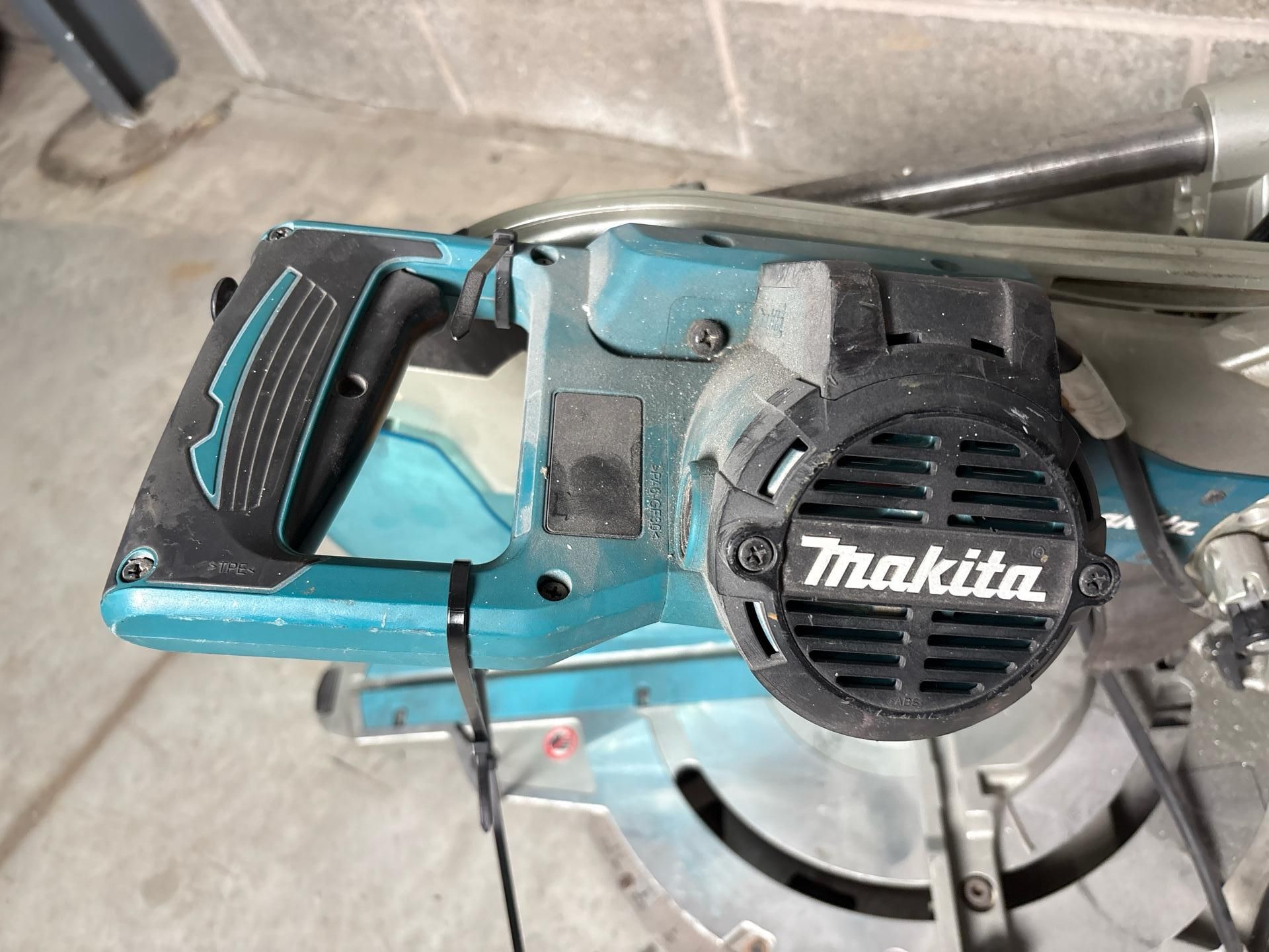 Makita Telescopic Compound Mitre Saw 305Mm 12" -THX15032 - No Reserve - Image 4 of 9