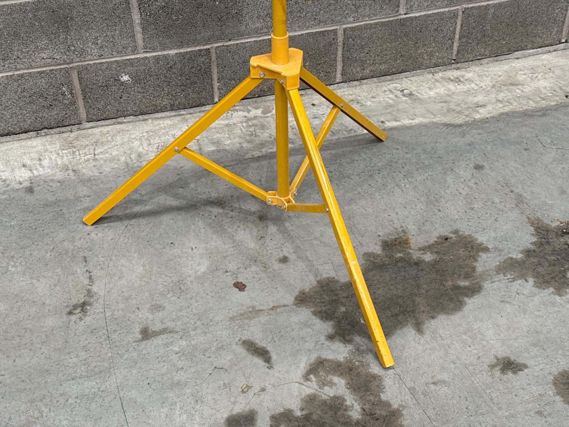 V Twin Head Led With Power Take Off - Thx19469 - No Reserve - Image 2 of 8