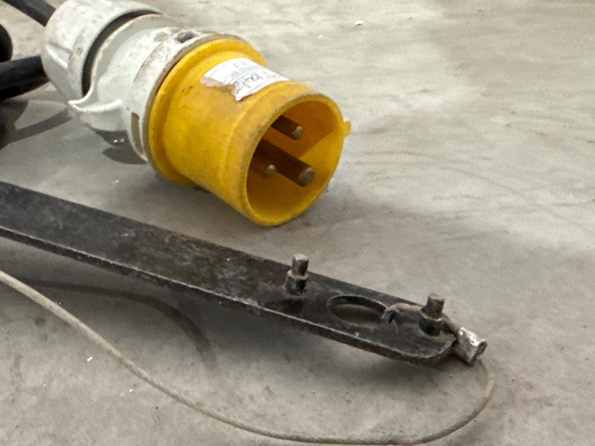 Makita Angle Grinder And Chuck - THX3612 - No Reserve - Image 4 of 4