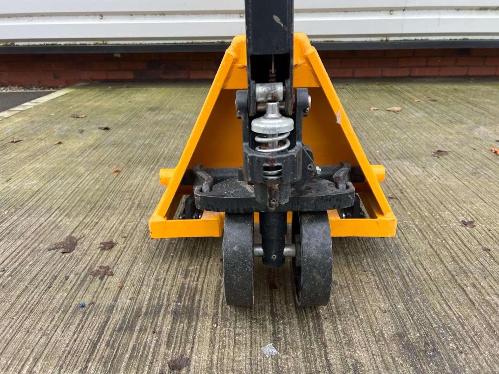 Manual Pallet Truck - 2000Kg - 2M. S/N: J24022934-2/037-THX22105 - No Reserve - Image 5 of 7