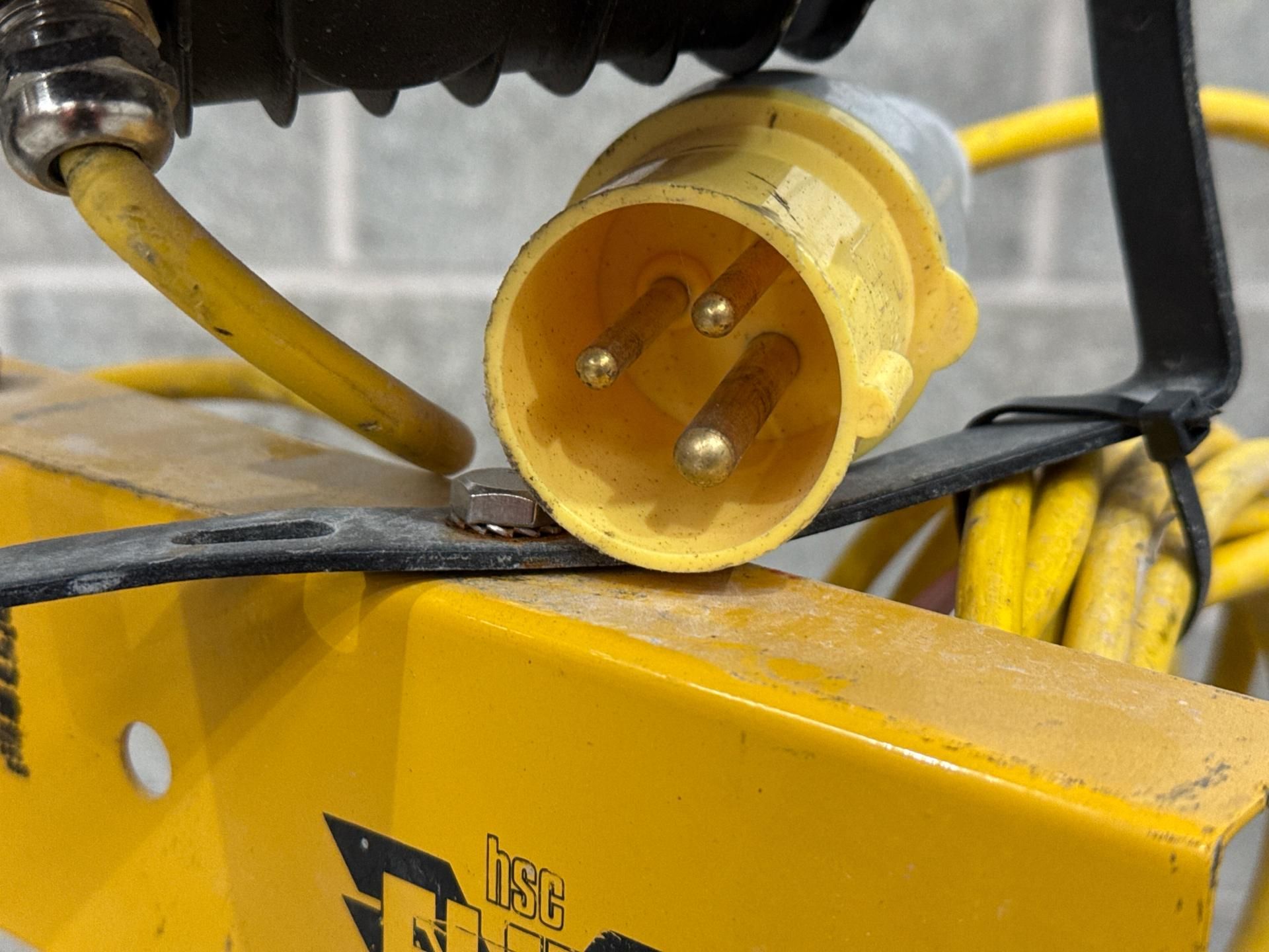 V Twin Head Led With Power Take Off - Thx18971 - No Reserve - Image 4 of 7