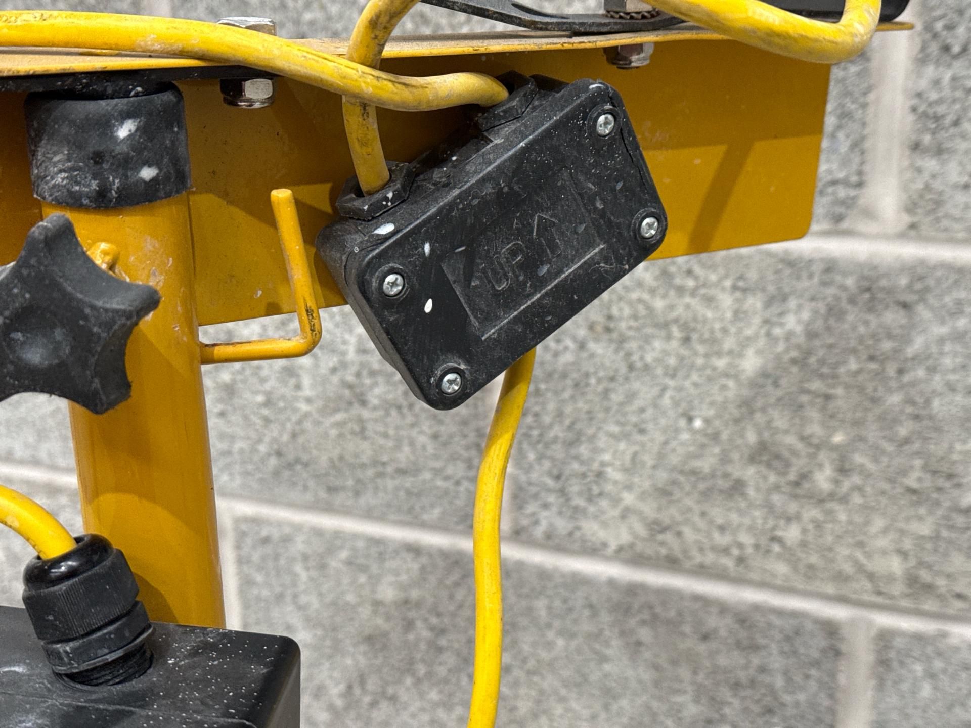 V Twin Head Led With Power Take Off - Thx18969 - No Reserve - Image 8 of 8