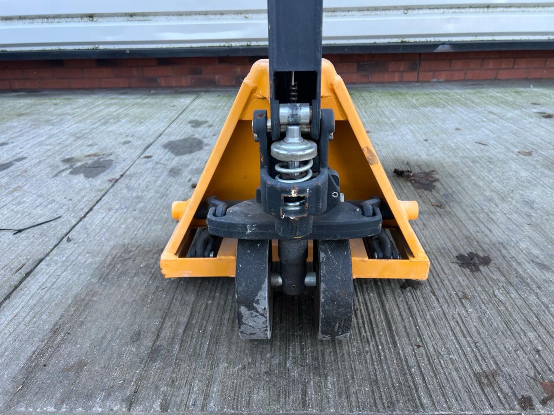 Manual Pallet Truck - 2000Kg - 2M. S/N: J22072934-2/012-THX22040 - No Reserve - Image 5 of 9