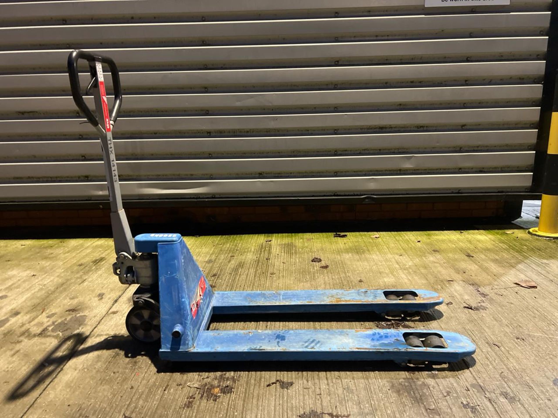 Manual Pallet Truck THX14143 - No reserve - Image 2 of 7