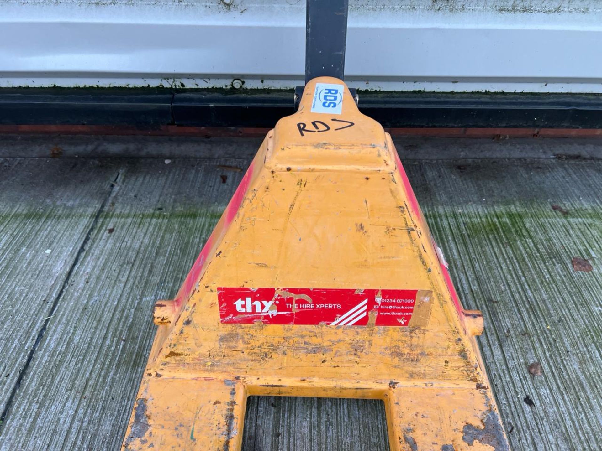 Manual Pallet Truck 2000kgTHX16364 - No Reserve - Image 9 of 10