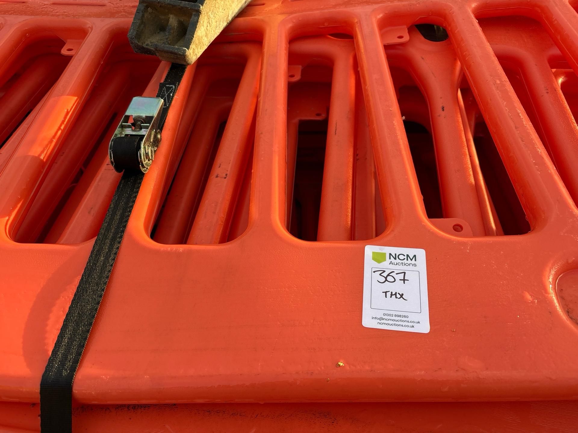 Pallet of Orange Plastic Saftey Barriers - No reserve - Image 6 of 6