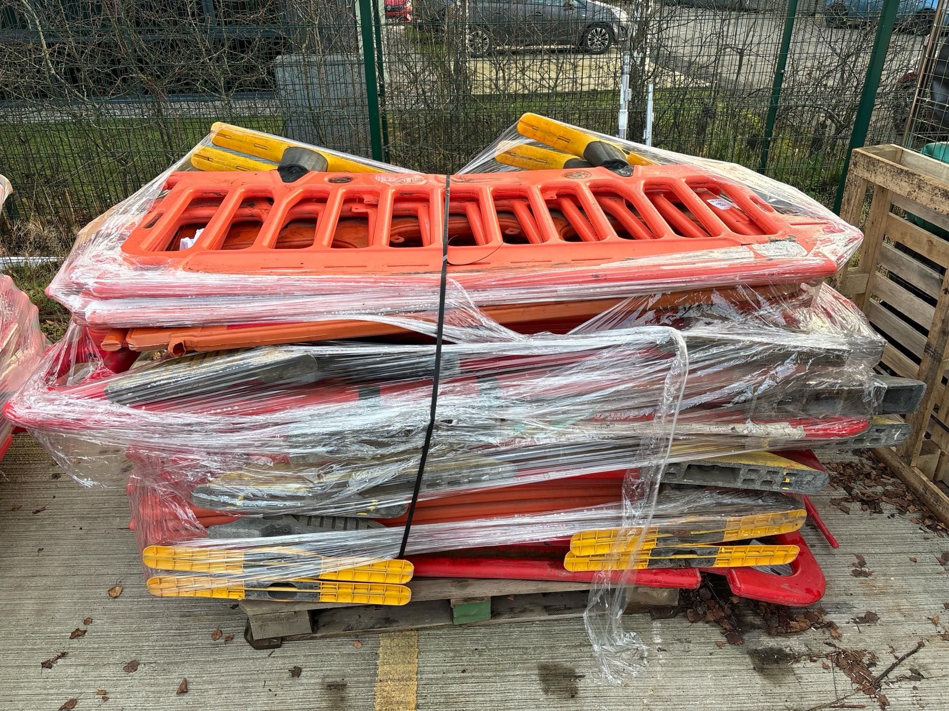 Pallet of Orange Plastic Saftey Barriers - No reserve - Image 2 of 6