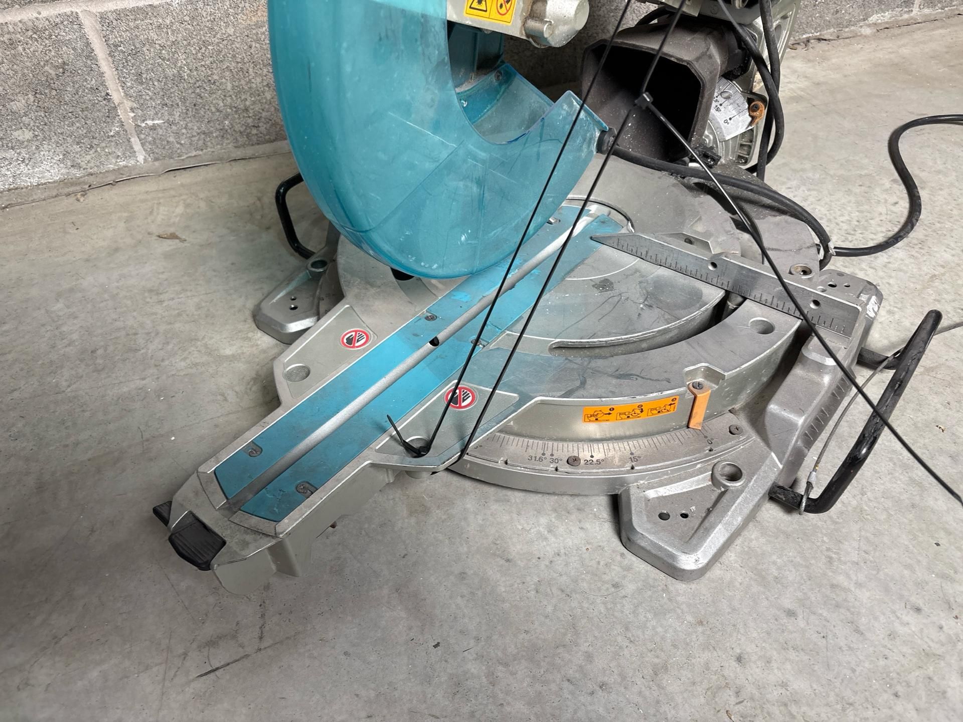 Makita Telescopic Compound Mitre Saw 305Mm 12" -THX15032 - No Reserve - Image 2 of 9