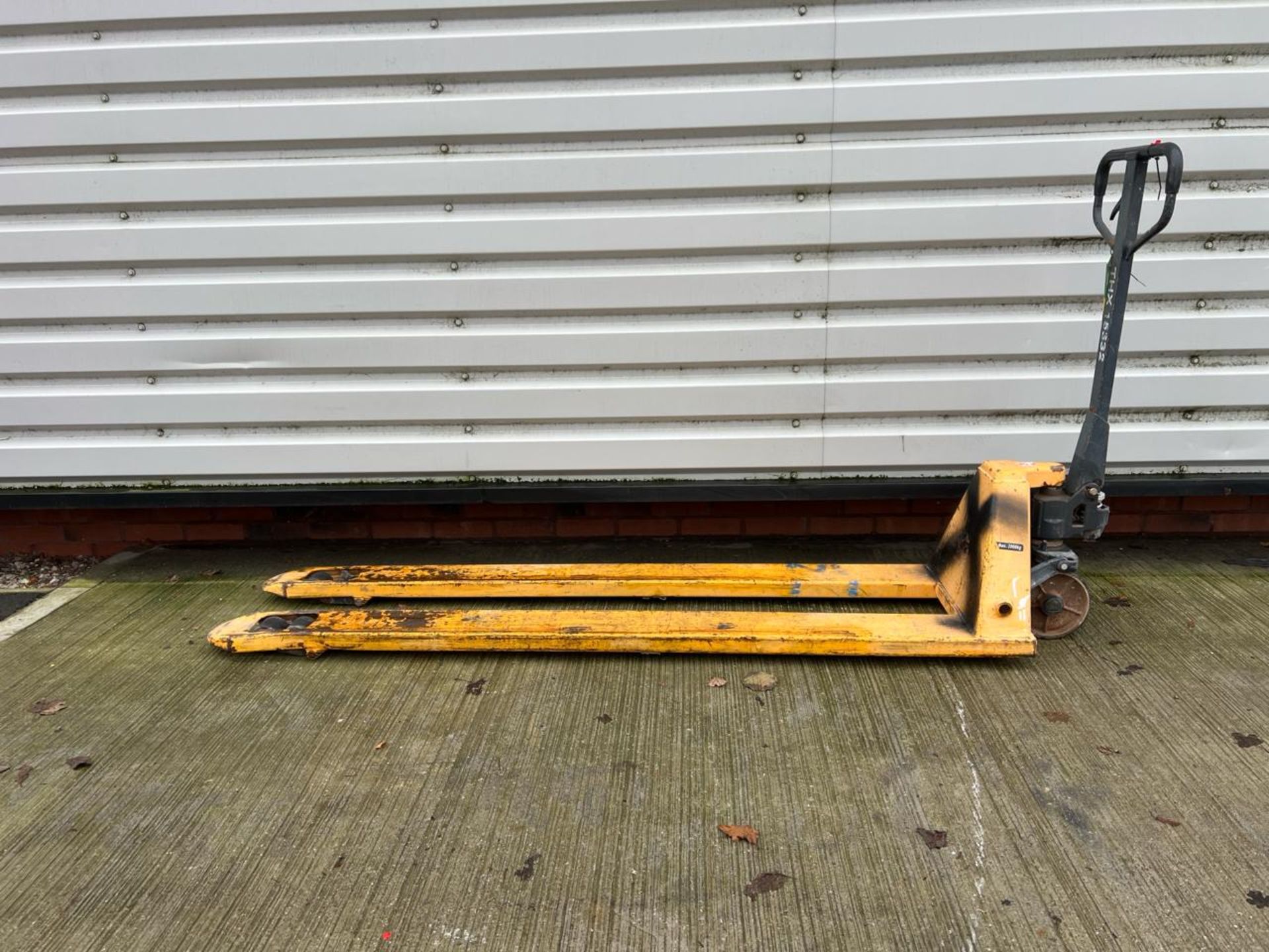 Manual Pallet Truck - 2000Kg - 2M. S/N: J22082934-1/070-THX15332 - No Reserve - Image 7 of 10