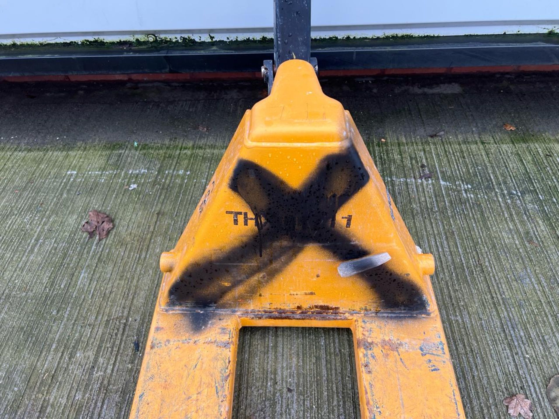 Manual Pallet Truck - 2000Kg - 2M. S/N: J24032934-4/30-THX21711 - No Reserve - Image 8 of 10