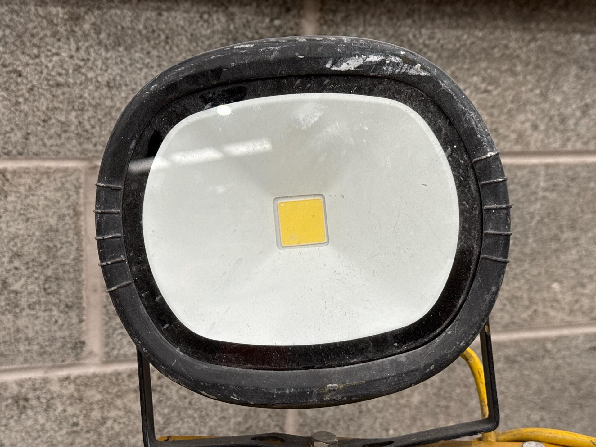 V Twin Head Led With Power Take Off - Thx18969 - No Reserve - Image 6 of 8