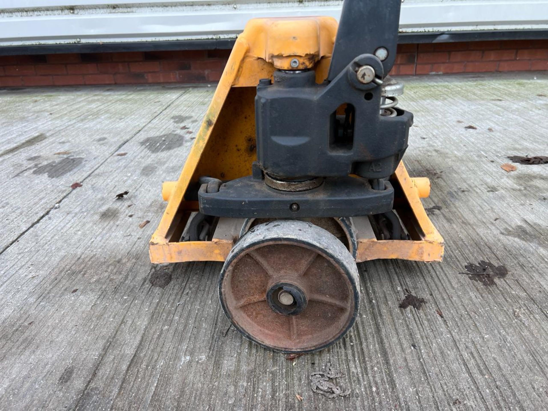 Manual Pallet Truck 2000kg THX16367 - No Reserve - Image 4 of 8
