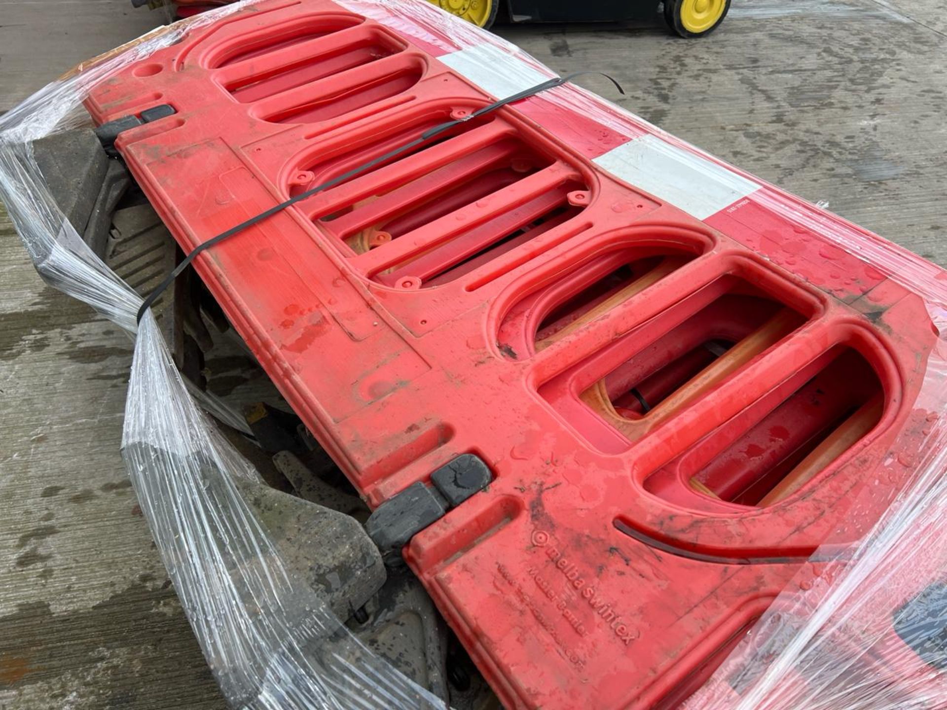 Pallet of Orange Plastic Saftey Barriers - No reserve - Image 5 of 5