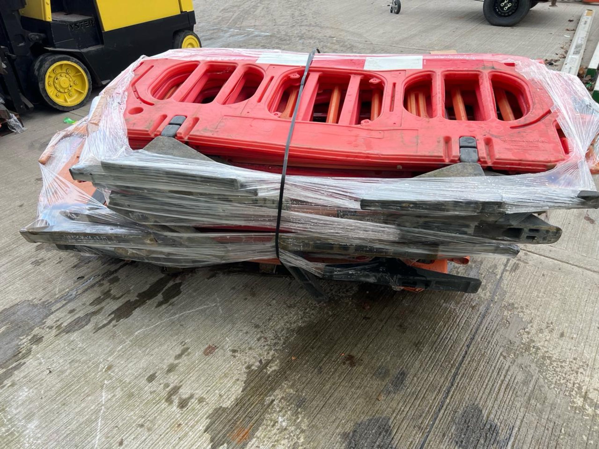 Pallet of Orange Plastic Saftey Barriers - No reserve - Image 3 of 5