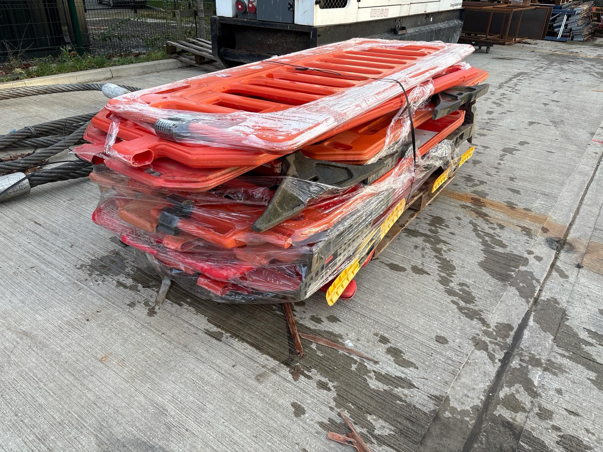 Pallet of Orange Plastic Saftey Barriers - No reserve - Image 3 of 6