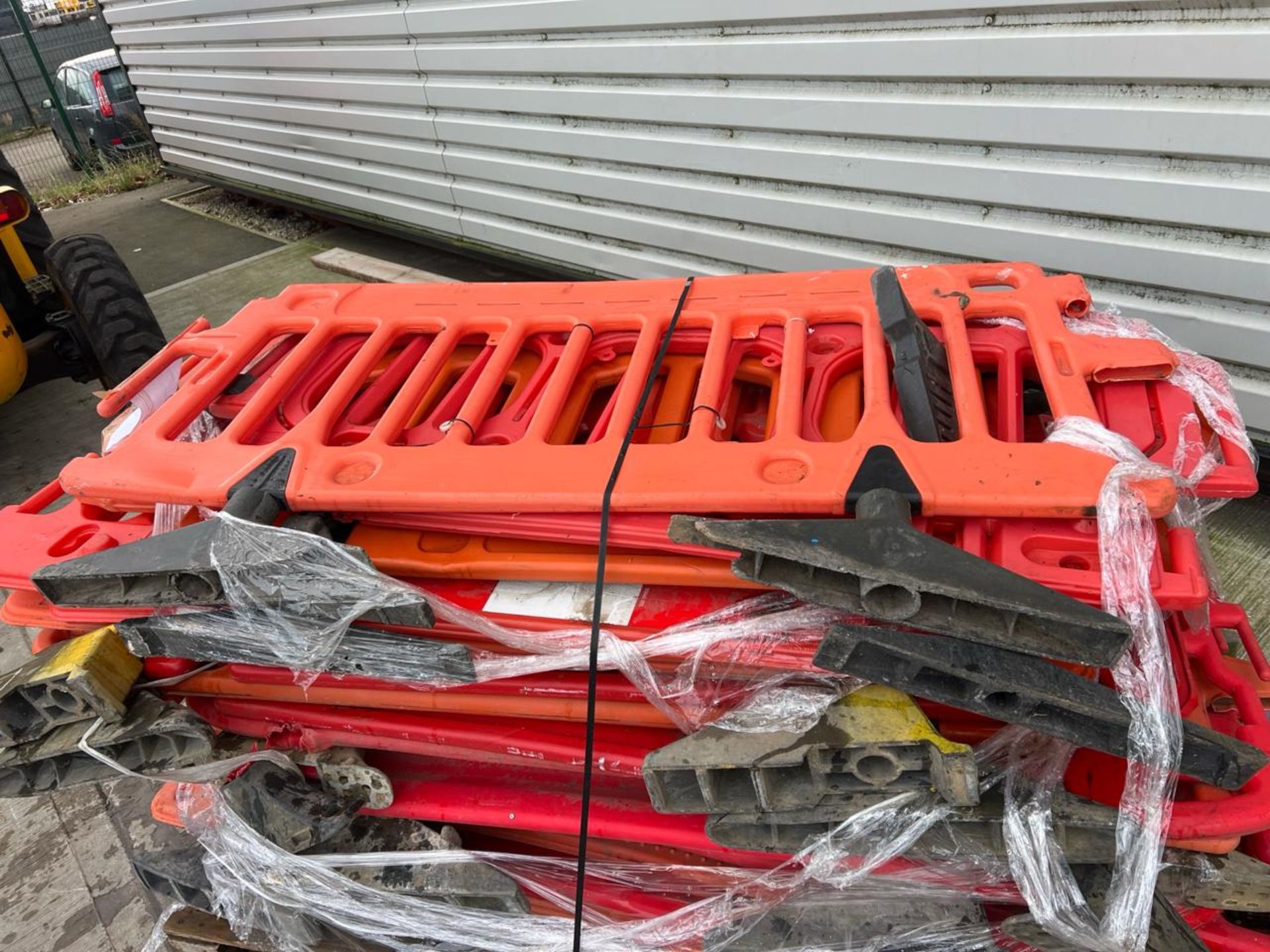 Pallet of Orange Plastic Saftey Barriers - No reserve - Image 3 of 5