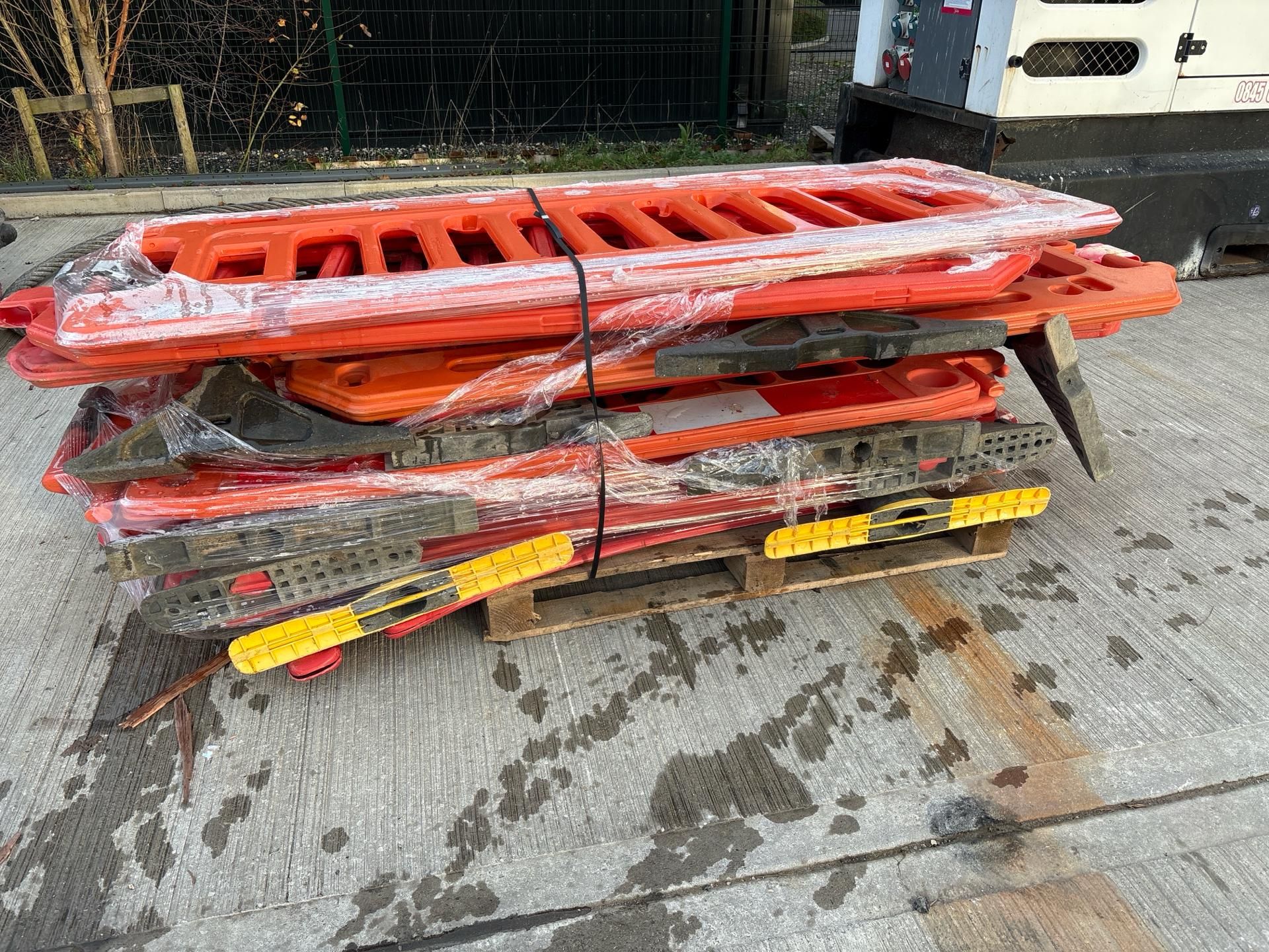 Pallet of Orange Plastic Saftey Barriers - No reserve - Image 2 of 6