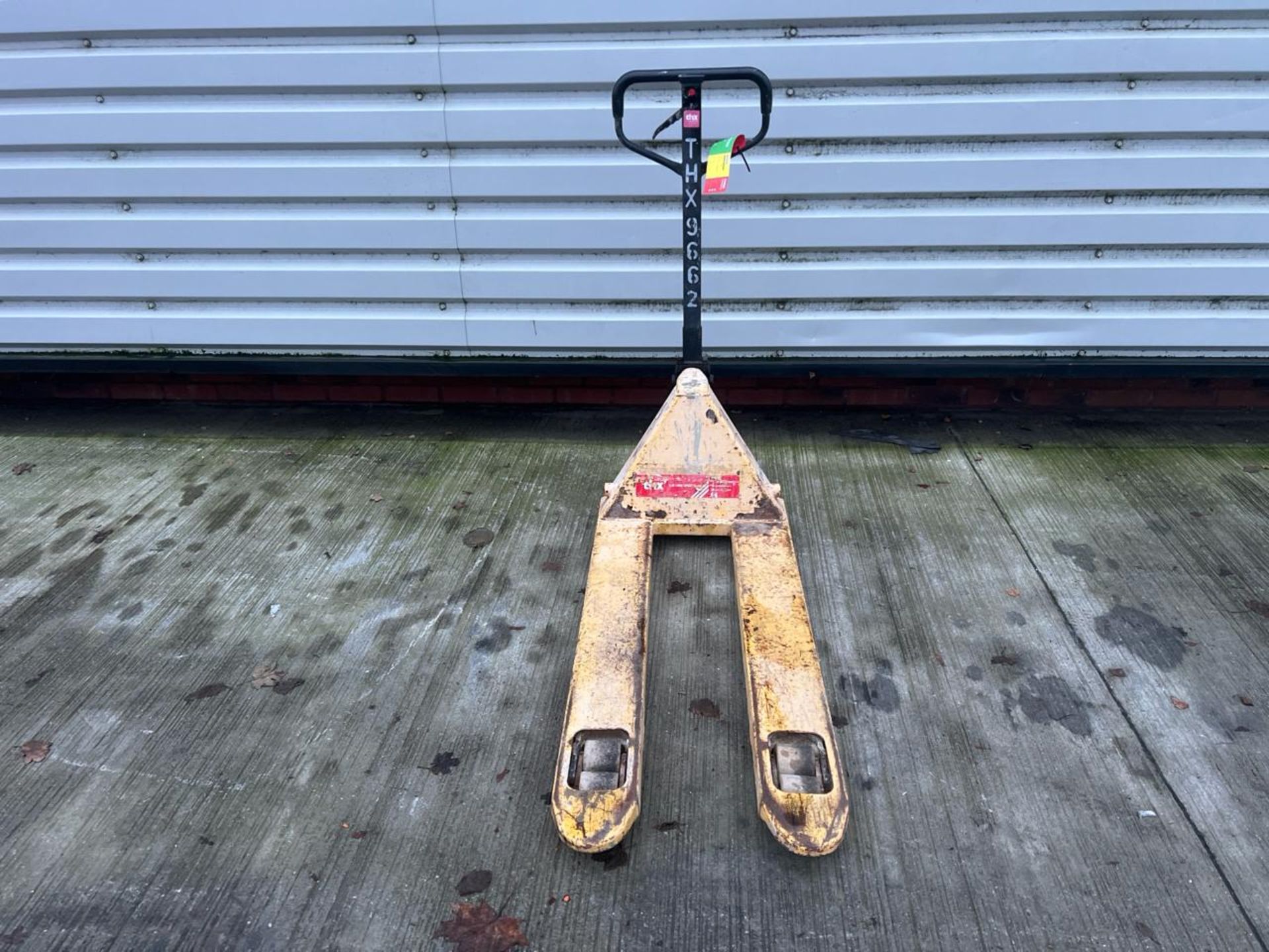 Manual Pallet Truck THX9662 - No reserve - Image 6 of 7