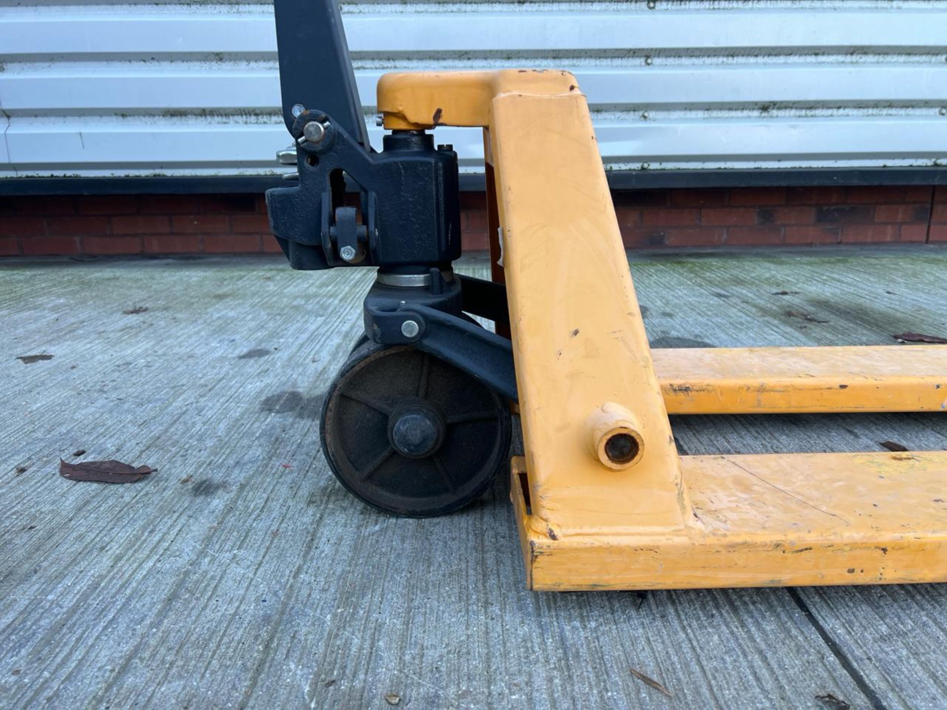 Manual Pallet Truck - 2000Kg - 2M. S/N: J22072934-2/012-THX22040 - No Reserve - Image 2 of 9