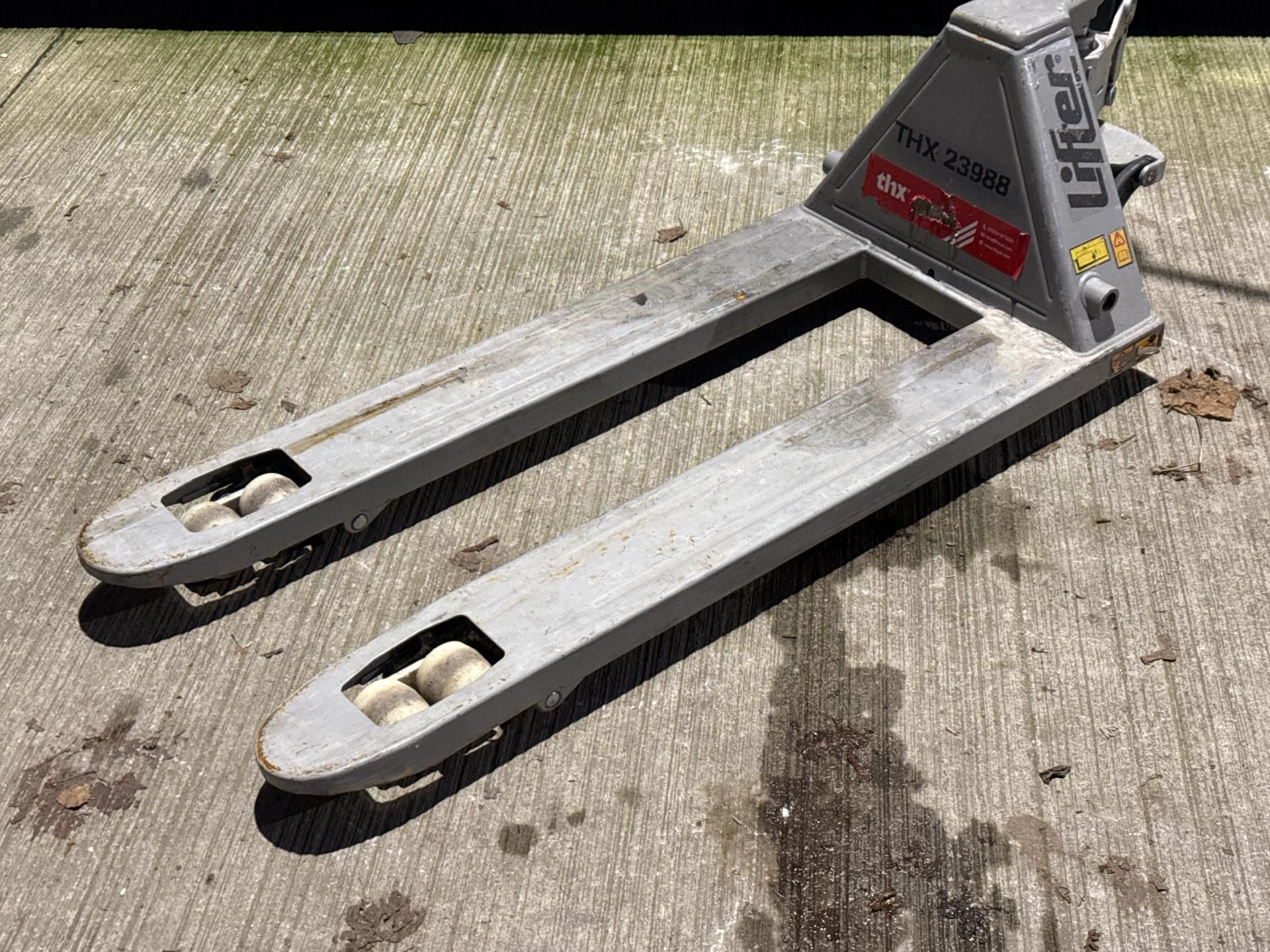 Lifter Grey Pallet Truck - THX23988 - No Reserve - Image 4 of 5