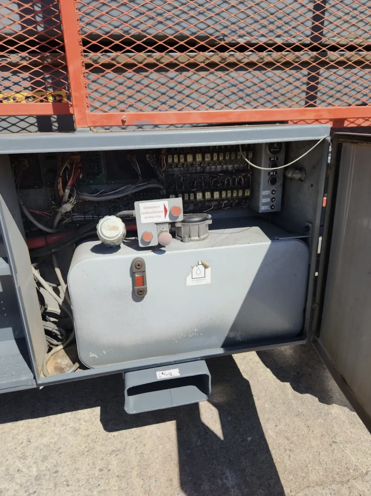 2007, SKYJACK - SJ9250RT 4x4 Scissor Lift (3,421 hours) Low Hours: Only 3,421 hours of use, ensurin - Image 18 of 35